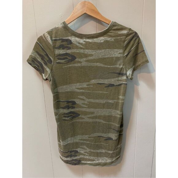 Zoe+Liv Women’s Pocket Camo Tee Small - Picture 2 of 6